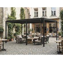 Freistehende Pergola mit Lamellendach aus Aluminium, Lounge-Möbel mit Holz-Tisch auf gepflastertem Innenhof.