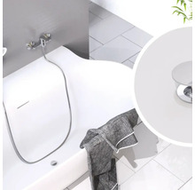 Baignoire asymétrique moderne blanche avec robinetterie de douche chromée et douchette dans une salle de bains lumineuse.