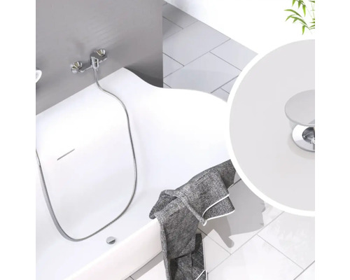 Baignoire asymétrique moderne blanche avec robinetterie de douche chromée et douchette dans une salle de bains lumineuse.