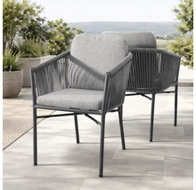 Zwei moderne Gartenstühle aus Metall mit Seilbespannung und grauen Polstern auf einer Terrasse.