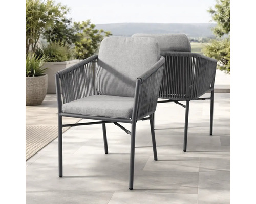 Zwei moderne Gartenstühle aus Metall mit Seilbespannung und grauen Polstern auf einer Terrasse.