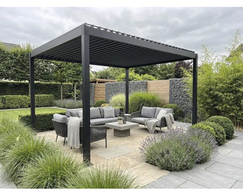 Pergola mit Lamellendach, Pfostenstärke 8 x 8 cm, 300 x 400 cm anthrazit Moderne Lamellen-Pergola aus Aluminium über einer Sitzgruppe mit grauen Gartenmöbeln auf einer Steinterrasse inmitten einer Gartenanlage.