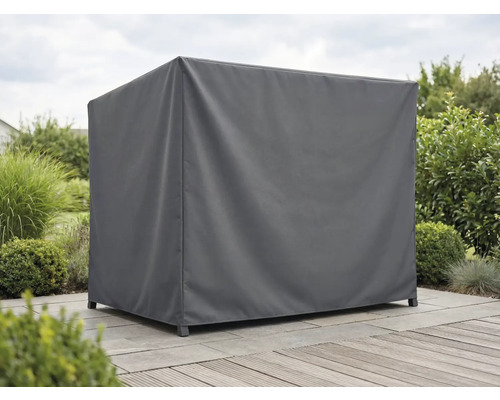 Housse de protection textile résistante aux intempéries pour mobilier de jardin sur une terrasse lumineuse et soignée avec plancher en bois.
