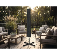 Housse de protection pour parasols sur une terrasse en bois moderne avec meubles de jardin, guirlandes lumineuses et foyer.