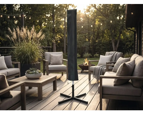 Housse de protection pour parasols sur une terrasse en bois moderne avec meubles de jardin, guirlandes lumineuses et foyer.