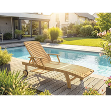Gartenliege aus Teakholz mit Rollen und Ausziehtisch auf einer Holzterrasse an einem Pool in einem hellen Garten.