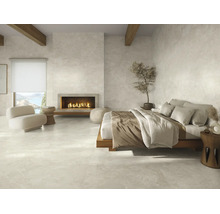 Chambre moderne et lumineuse avec carrelage mural et de sol en grès cérame aspect pierre naturelle, lit en bois, cheminée et poutres.