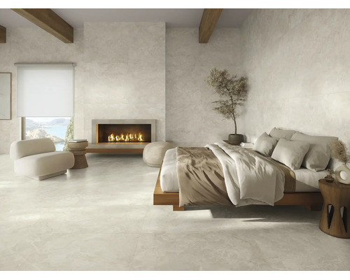 Chambre moderne et lumineuse avec carrelage mural et de sol en grès cérame aspect pierre naturelle, lit en bois, cheminée et poutres.