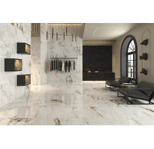 Intérieur moderne avec des carreaux en grès cérame grand format aspect marbre au mur et au sol, espace de vente élégant avec fauteuils.