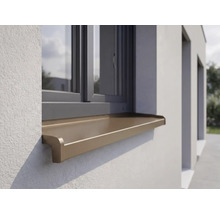 Appui de fenêtre extérieur en aluminium installé sur une fenêtre avec cadre sombre dans une façade claire.