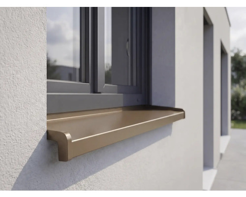 Appui de fenêtre extérieur en aluminium installé sur une fenêtre avec cadre sombre dans une façade claire.