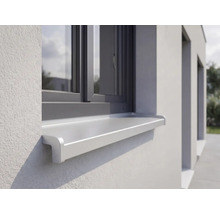 Aussenfensterbank aus Metall an einer Fassade unter einem Fenster.