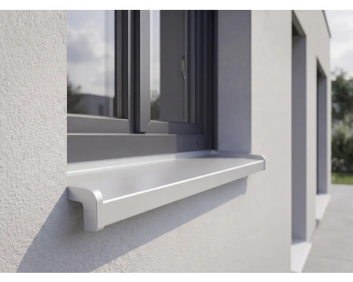 Aussenfensterbank aus Metall an einer Fassade unter einem Fenster.