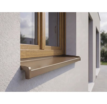 Appui de fenêtre extérieur en aluminium sur une fenêtre en bois dans une façade crépie.