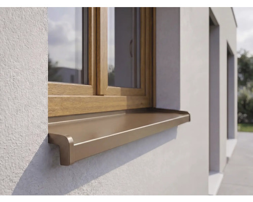 Appui de fenêtre extérieur en aluminium sur une fenêtre en bois dans une façade crépie.