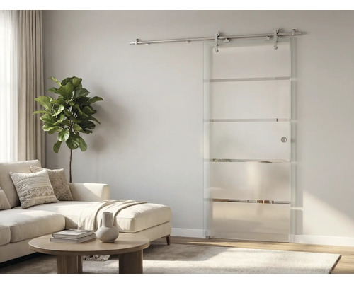 Glasschiebetür mit horizontalen Streifen und Schiebetürsystem aus Metall in einem hellen, modern eingerichteten Wohnzimmer.