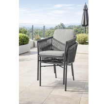 Chaise de jardin empilable avec tressage en corde et coussins sur une terrasse moderne.