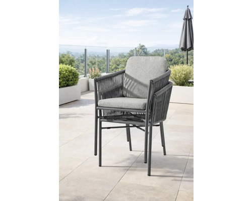Chaise de jardin empilable avec tressage en corde et coussins sur une terrasse moderne.