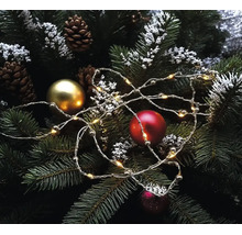 LED Drahtlichterkette auf Tannenzweigen mit Weihnachtskugeln und Tannenzapfen
