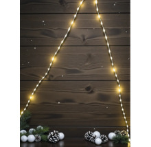 LED-Lichterkette in Form eines Weihnachtsbaums vor dunkler Holzwand mit Tannenzweigen, Kugeln und Tannenzapfen.