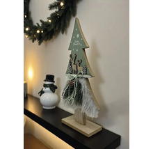 Weihnachtsbaum-Dekoration aus Holz mit Rentieren, Schneeflocken, Merry Christmas Schriftzug, Kunstfell und Zapfen.