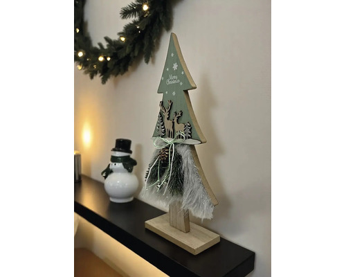 Weihnachtsbaum-Dekoration aus Holz mit Rentieren, Schneeflocken, Merry Christmas Schriftzug, Kunstfell und Zapfen.