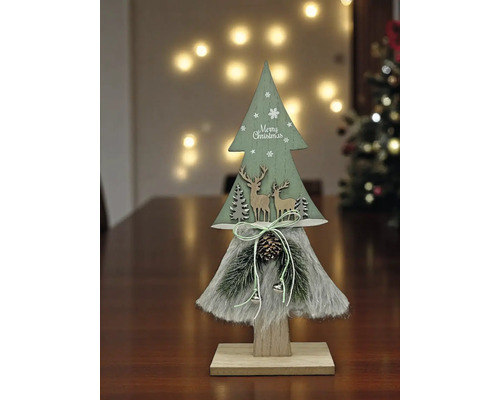 Weihnachtsdekoration in Tannenbaumform aus Holz und Kunstfell mit Rentierfiguren, Zapfen und Merry Christmas Schriftzug auf einem Holzständer.