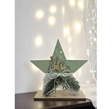 Dekorative Weihnachts-Sternfigur aus Holz mit Hirschen, Tannenzweigen, Kiefernzapfen und Kunstfell auf einem Holzsockel.