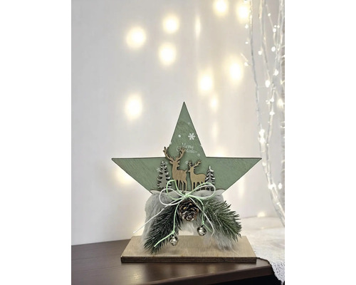 Dekorative Weihnachts-Sternfigur aus Holz mit Hirschen, Tannenzweigen, Kiefernzapfen und Kunstfell auf einem Holzsockel.