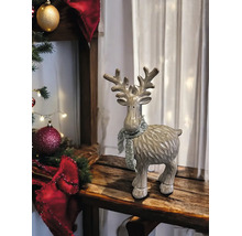 Dekorative Rentier-Figur mit glitzerndem Schal in einer weihnachtlichen Umgebung auf einer Holzoberfläche.