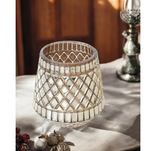 Dekoratives Windlicht aus Glas mit einem geometrischen Rautenmuster auf einem Tisch.