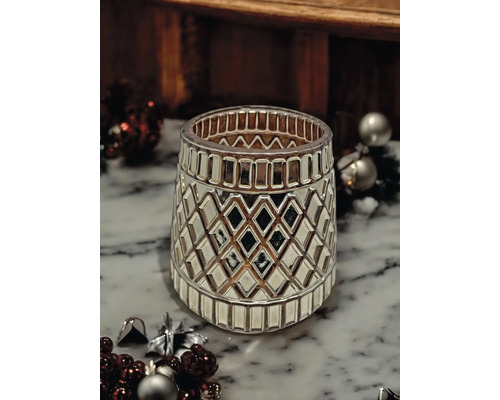 Dekoratives Windlicht aus Glas mit geometrischem Relief und Rautenmuster.