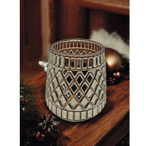 Dekoratives Windlicht aus Glas mit geometrischem Rautenmuster und metallischem Glanz auf einer Holzoberfläche mit Weihnachtsdekoration.