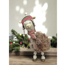 Dekofigur Lama aus braunem Plüsch mit bunter Strickmütze und rosa Schal, winterliche Dekoration.