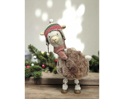 Dekofigur Lama aus braunem Plüsch mit bunter Strickmütze und rosa Schal, winterliche Dekoration.