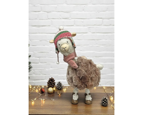 Dekorative Lama-Figur mit Strickmütze und Schal, Weihnachtsdekoration mit Tannenzapfen und Lichterkette.