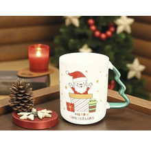 Weiße Weihnachts-Keramiktasse mit Weihnachtsmann-Motiv und Henkel in Tannenbaum-Form auf einem Tablett mit Dekoration.