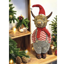 Dekorative Weihnachtsfigur Bulle mit Weihnachtsmütze, Schal und Latzhose, platziert auf Holz zwischen Tannengrün und Zapfen.