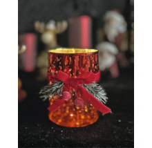 Zylindrisches Glas-Windlicht in Rot mit Metallic-Effekt, dekoriert mit einer Schleife, Tannenzweigen und Beeren.