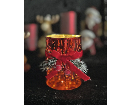 Zylindrisches Glas-Windlicht in Rot mit Metallic-Effekt, dekoriert mit einer Schleife, Tannenzweigen und Beeren.