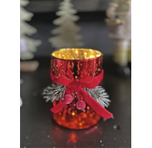 Festliches Windlicht aus Glas mit roter Schleife, beschneiten Tannenzweigen und Beeren für die Weihnachtsdekoration.