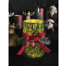 Weihnachtliches Windlicht aus grünem Glas mit roter Schleife, Tannenzweigen und Beeren.
