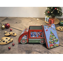 Weihnachts-Gebäckdose aus Metall in Form eines Lastwagens mit Motiven wie Tannenbaum und Schneemann auf einem Holztisch mit Keksen und Dekoration.