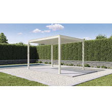 Pergola autoportante blanche avec toit à lames dans un jardin moderne à côté d une piscine et d une haie.
