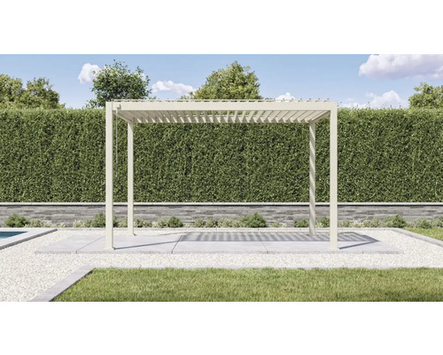 Pergola autoportante avec toit à lamelles en aluminium beige sur une terrasse dans un jardin devant une haie.