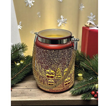 Rotes Windlicht aus Glas mit Wintermotiv, Kordelgriff und Metallrand in einer weihnachtlichen Dekoration mit Tannenzweigen.