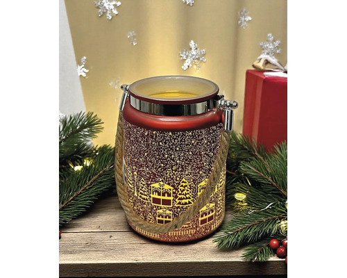 Rotes Windlicht aus Glas mit Wintermotiv, Kordelgriff und Metallrand in einer weihnachtlichen Dekoration mit Tannenzweigen.