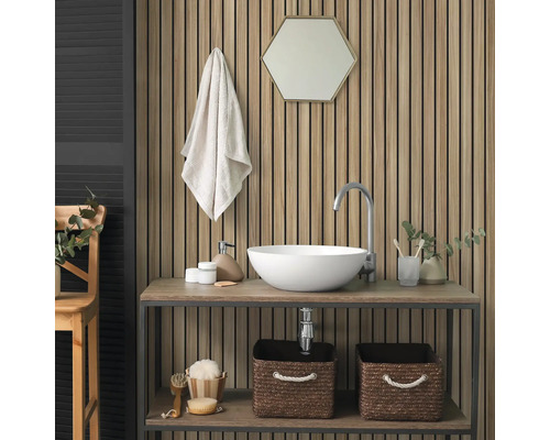 Modernes Badezimmer mit Akustikpaneelen in Holzoptik, weißem Aufsatzwaschbecken auf einem Waschtisch und einem sechseckigen Spiegel.