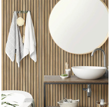Salle de bain moderne avec des panneaux muraux en lattes de bois, un miroir rond et une vasque à poser blanche sur un meuble en bois.