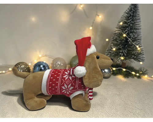 Plüsch-Dackel mit rot-weißem Weihnachtspullover und Weihnachtsmütze in einer festlichen Szene mit kleinem Weihnachtsbaum und Christbaumkugeln.